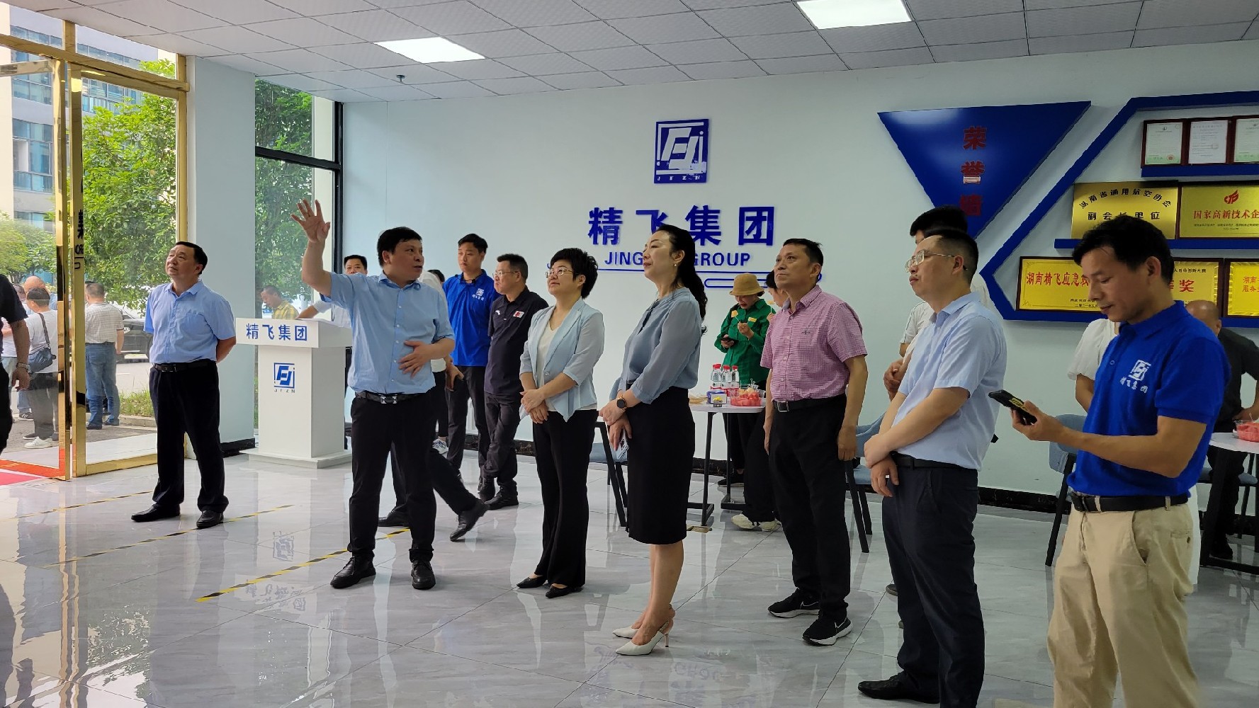 婁底市委常委、副市長謝學(xué)龍率隊(duì)蒞臨精飛集團(tuán)調(diào)研數(shù)字化轉(zhuǎn)型